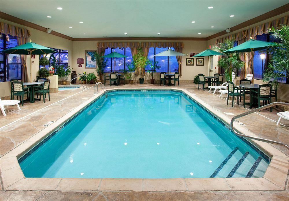 Holiday Inn Express & Suites - Sharon-Hermitage By Ihg West Middlesex Extérieur photo