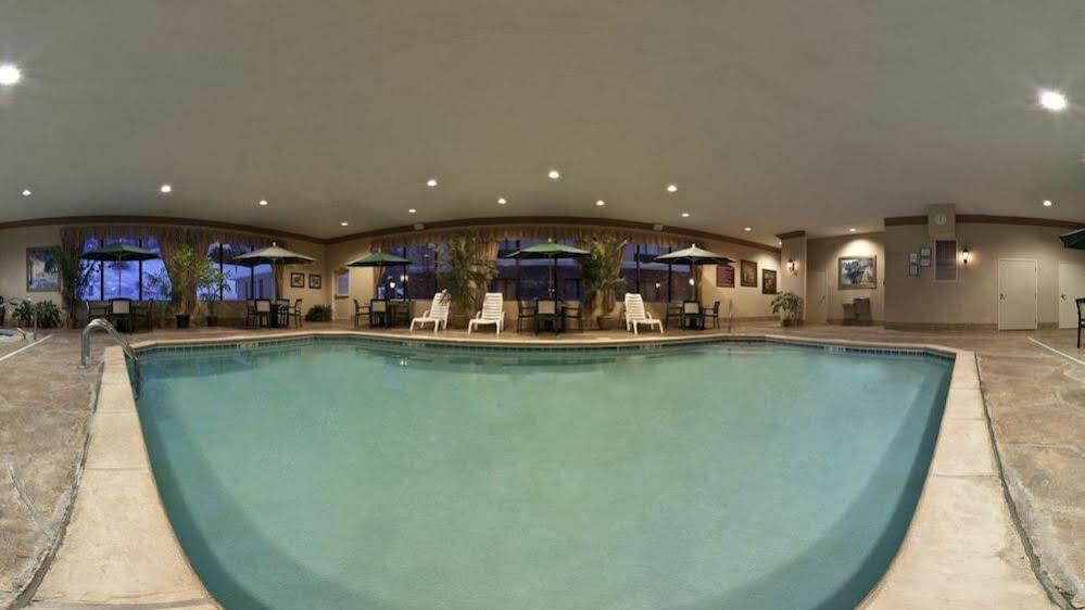 Holiday Inn Express & Suites - Sharon-Hermitage By Ihg West Middlesex Extérieur photo